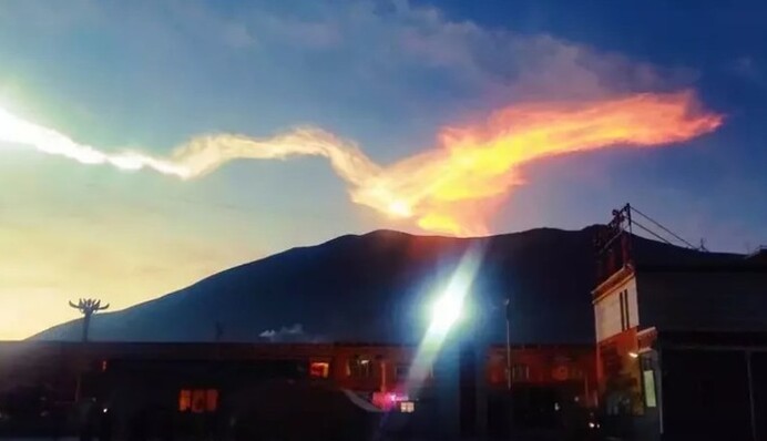 В Китае сняли падение огненного НЛО, сравнимого по яркости с Солнцем: фото и видео