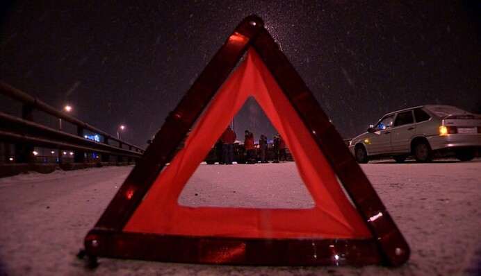 Под Киевом микроавтобус на мосту вылетел на встречную и врезался во внедорожник: фото и видео