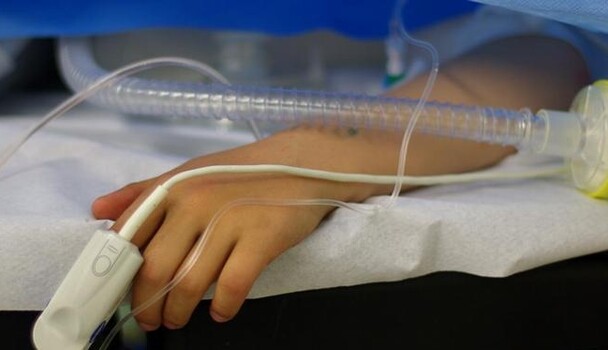 В Днепре 11-летний мальчик попал под поезд - врачи спасают ему жизнь: видео и жуткие детали