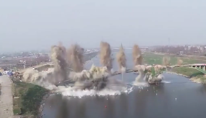 У Китаї ефектно зруйнували міст: момент вибуху потрапив на відео
