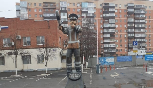 Справа Оленки живе: мережі повеселив моторошний пам'ятник російському даїшнику на пеньку