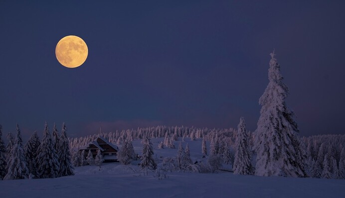 "Холодна" повня 30 грудня: яскраві фото та відео унікального явища з різних країн