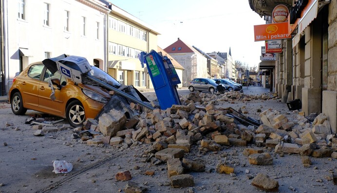 Разрушило половину города: мощное землетрясение в Хорватии попало в прямой эфир, видео