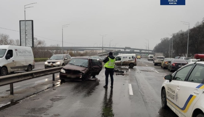 Масштабное ДТП в Киеве с участием пяти авто: подробности и видео
