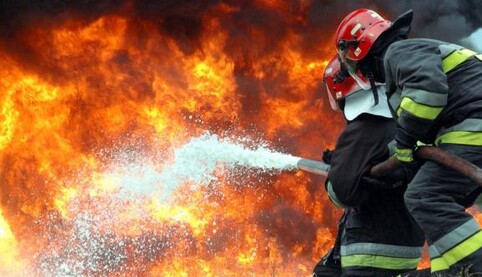 У Києві спалахнула потужна пожежа на заводі - полум'я виривається з вікон, валить дим: фото