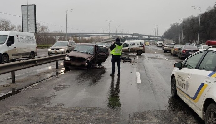 Лобова ДТП в Києві за участю п'яти авто: моторошний момент потрапив на відео