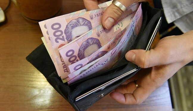 На сколько в Украине вырастут зарплаты и пенсии в 2021 году: названы точные цифры
