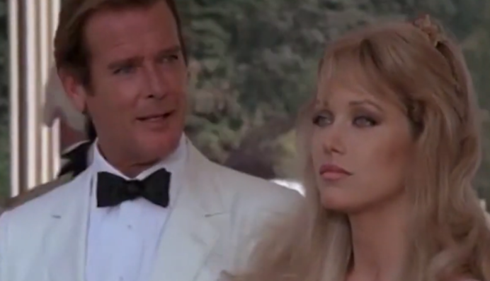 Дівчина Бонда жива: в США помилково 