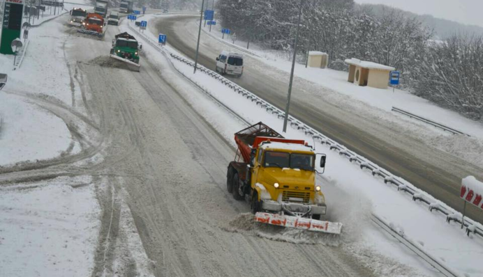 Трассу Киев-Ковель начало засыпать снегом, водителей предупредили об опасности: видео
