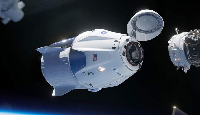 Вблизи корабля SpaceX на МКС заметили 