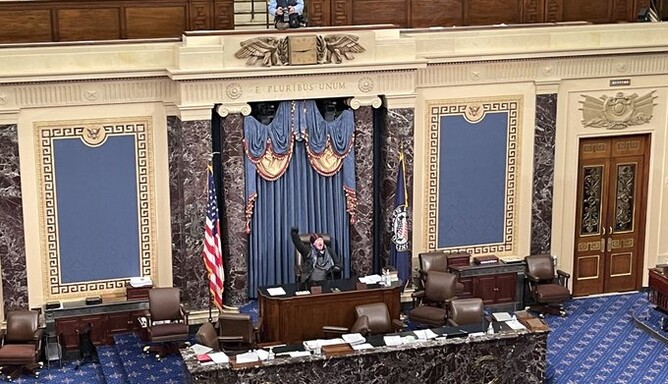 Прихильники Трампа зі штурмом увірвалися в Капітолій: вражаючі фото