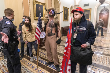 Варвары в Капитолии: появились меткие фотожабы и карикатуры на Трампа и его сторонников