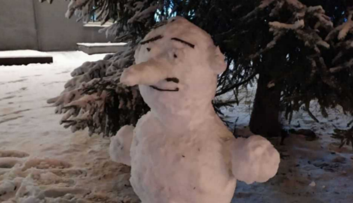 Білоруси ліплять Лукашенка зі снігу: кумедні фото вусатих сніговиків
