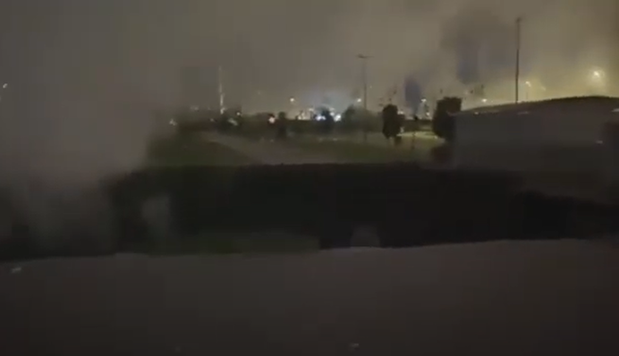 З 20-метрової воронки валив дим: відео перших хвилин після вибуху в Неаполі