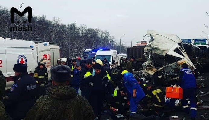 В России самосвал протаранил колонну военных автобусов - много погибших: фото и видео