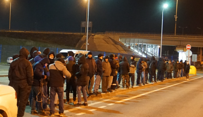 Утримували всю ніч: на Керченському мосту затримали десятки кримських татар