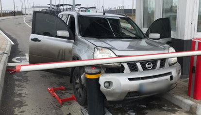 Прорывался в Крым: житель Запорожья джипом протаранил контрольный пункт, видео