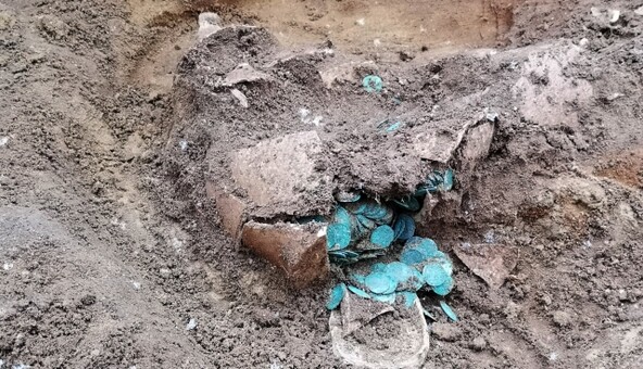 Поруч з Україною знайшли великий скарб з дуже давніми і рідкісними монетами: фото