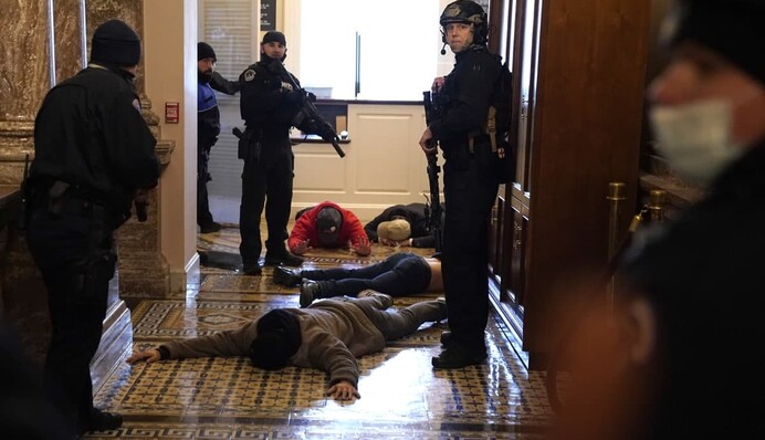 Штурм Капитолия: полицейские заявили об ужасающей находке у здания Конгресса