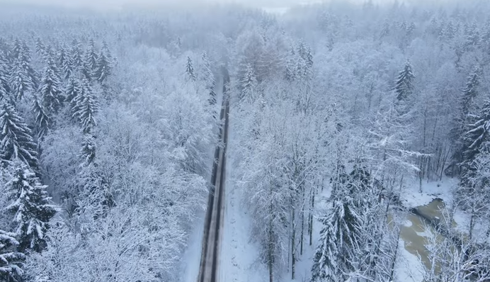 Подекуди засипало будинки і машини: вражаючі фото і відео засніжених країн в Європі