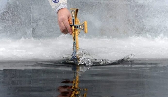 Хрещення 2021: чому прийнято занурюватися в ополонку і що потрібно знати про традиції