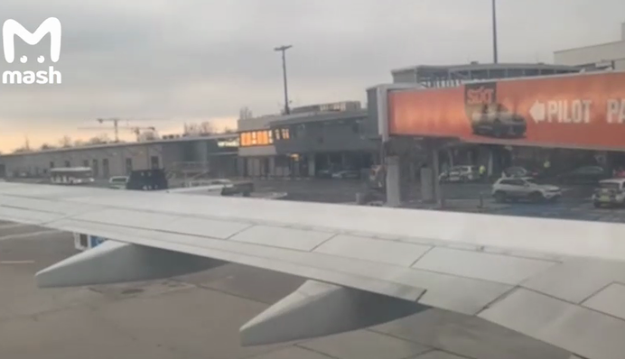 Навального привезли до літака в Берліні на чорному авто з мигалками: відео