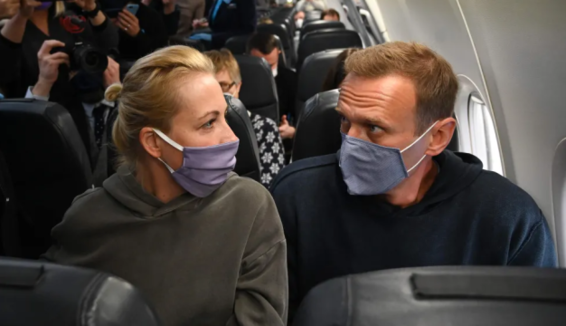 Навальний вже летить до Москви: що відбувається в літаку, відео