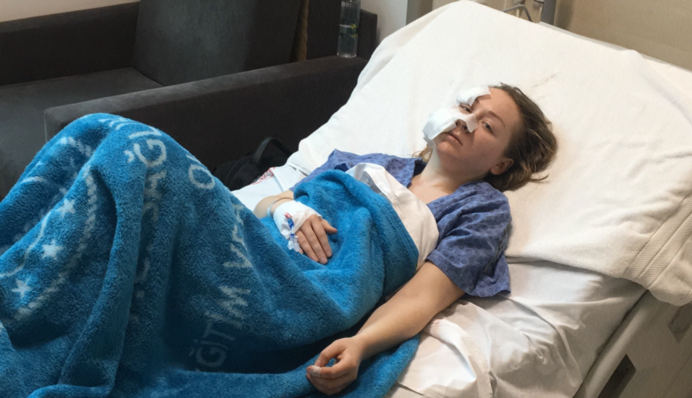 Порезал все лицо: в Турции мужчина напал на жену-украинку