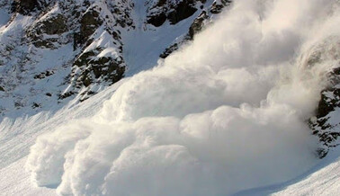 Момент сходження снігової лавини в Росії потрапив на відео - за секунди зникло все: відео