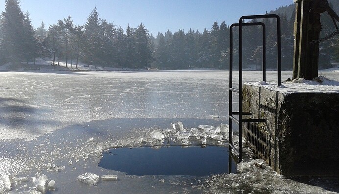 Крещение-2021: как и где украинцы ныряют в прорубь