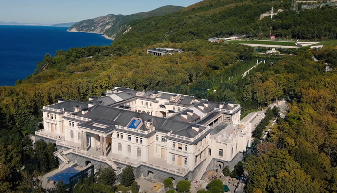 В дворце Путина есть подземная хоккейная площадка, домашний театр и казино: фото впечатляют