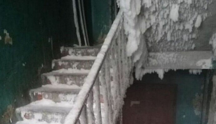 Снег и сосульки в комнатах: в России жилое здание превратилось в снежную пещеру