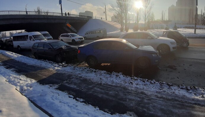 В Киеве столкнулись сразу 6 машин: полгорода стоит в пробках