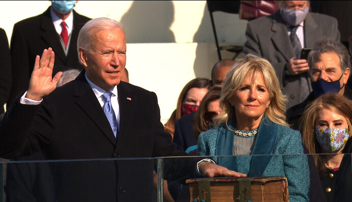 Байден прийняв присягу президента США на сімейній Біблії: відео