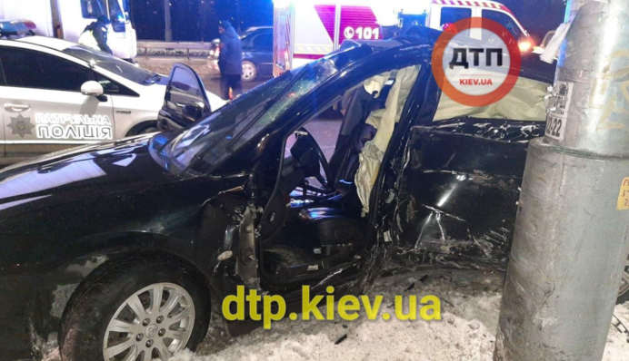 У Києві лихача зупинив стовп: водій у критичному стані