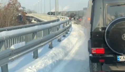 В Україні зняли на відео величезний кортеж з 