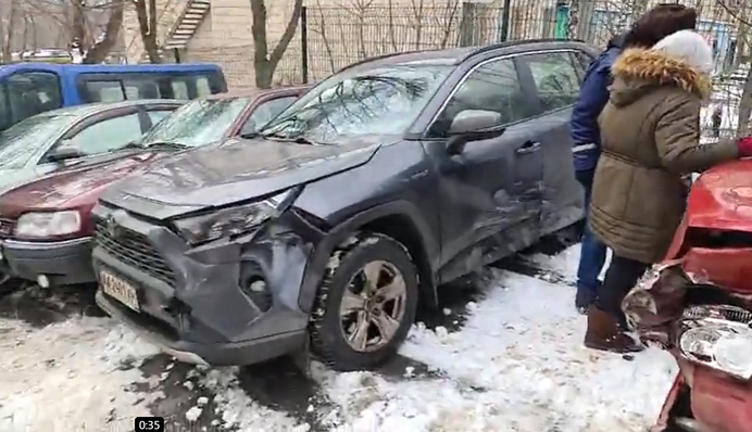 У Києві сміттєвоз протаранив одразу дев'ять авто: відео