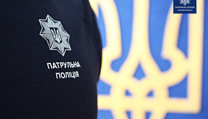 Кинув немовляти, щоби йти випивати: в Сумах 6-річна дівчинка викликала поліцію і врятувала 6-місячну сестру