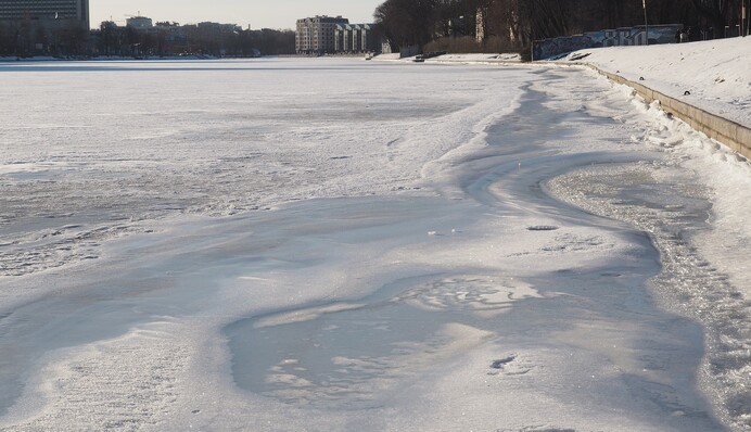 На Днепре трое людей провалились под лед, среди них маленький ребенок