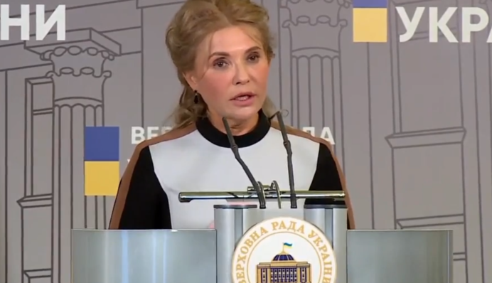 Романтична зачіска та відсутність окулярів: Тимошенко вразила українців зміною іміджу