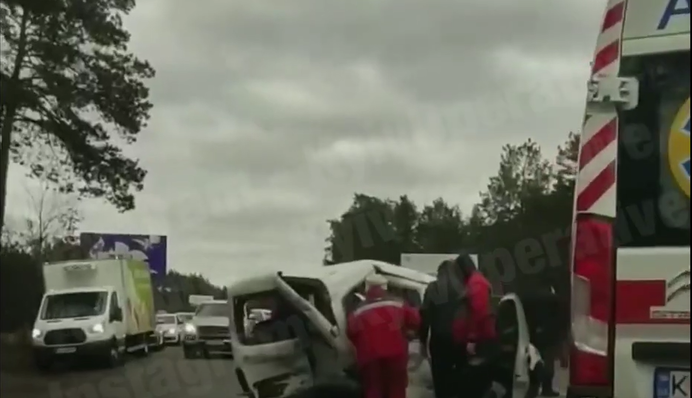 Під Києвом сталася масштабна ДТП - рух паралізовано: перші деталі і відео з місця