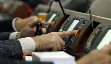 Два "слуги народу" відзначилися при голосуванні за законопроект Зеленського: джерело повідомило, що їх чекає