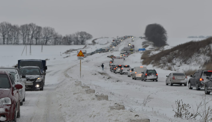 В Україні через потужні снігопади почали перекривати траси: де не проїхати