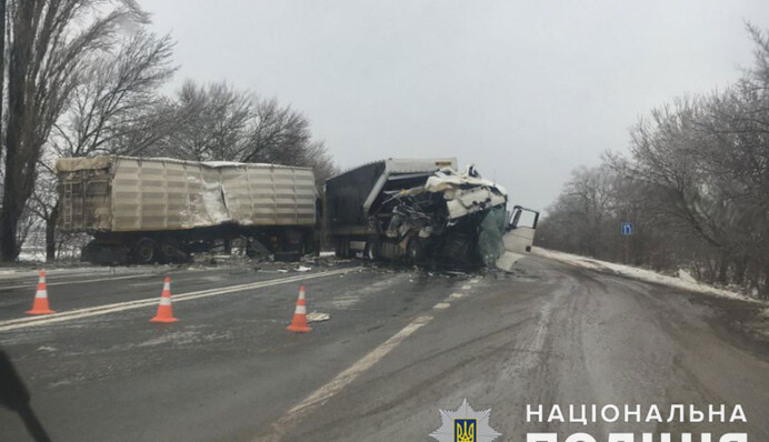 Під Миколаєвом через негоду дві вантажівки перетворилися на груду металу