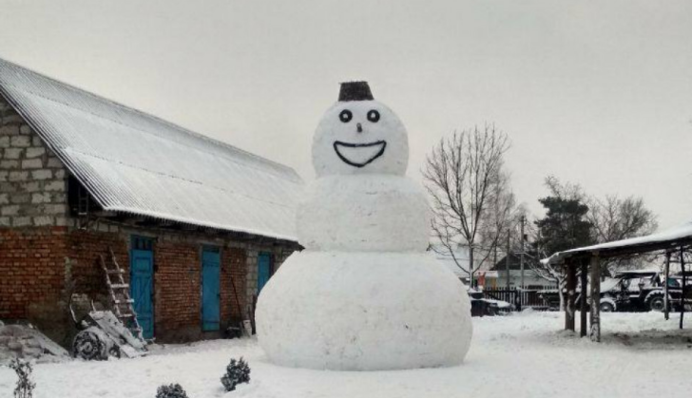 В Украине слепили снеговика высотой почти 5 метров: фото гиганта