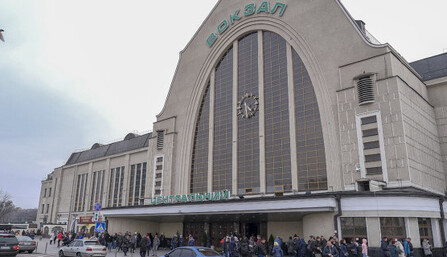 В Киеве срочно эвакуируют людей из Центрального вокзала из-за угрозы взрыва: первые детали