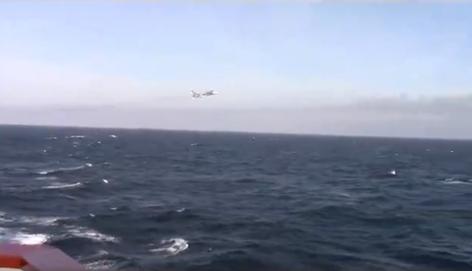 Российский бомбардировщик устроил провокацию с эсминцем США в Черном море: видео