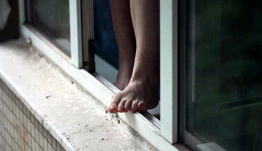 В Днепре выпавшая из окна женщина едва не убила  мужчину: жуткие детали ЧП и фото