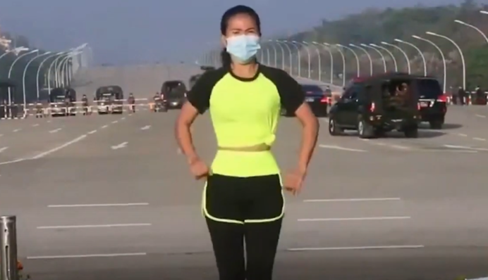 Тренер устроила танцы на фоне военной техники: видео покорило сеть