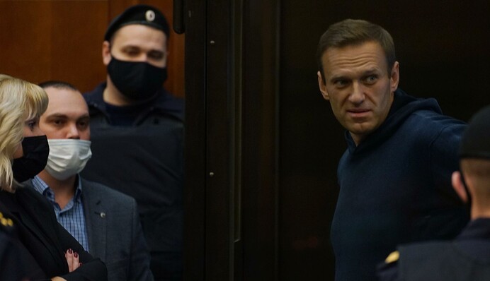 Фото дня: на суде над Навальным сделали мощный кадр